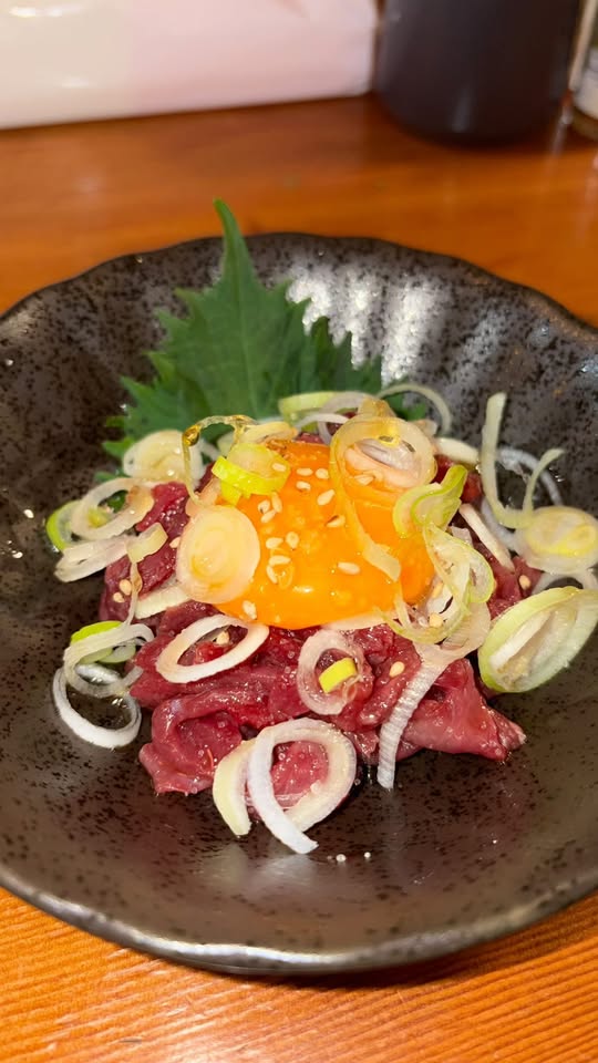 旨塩ごま油の馬肉ユッケ〜卵黄のせ〜